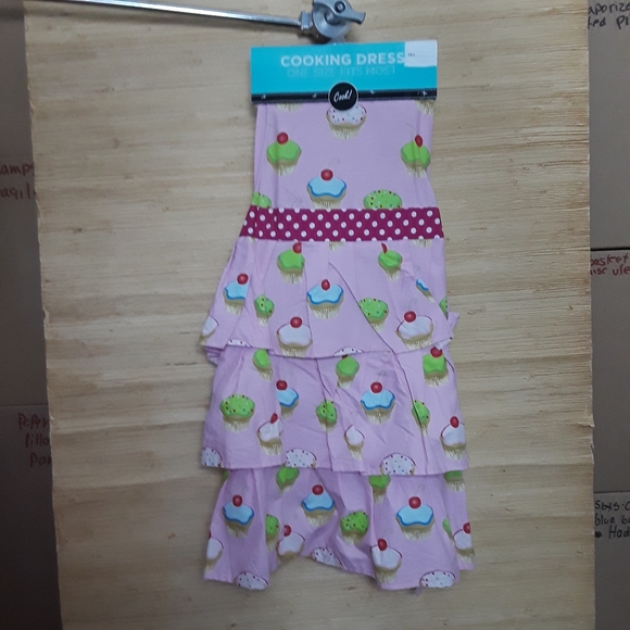 New Full Apron Cupcakes with Ruffles Gourmet Hostess Cook! One Size Fits Most - Picture 1 of 10